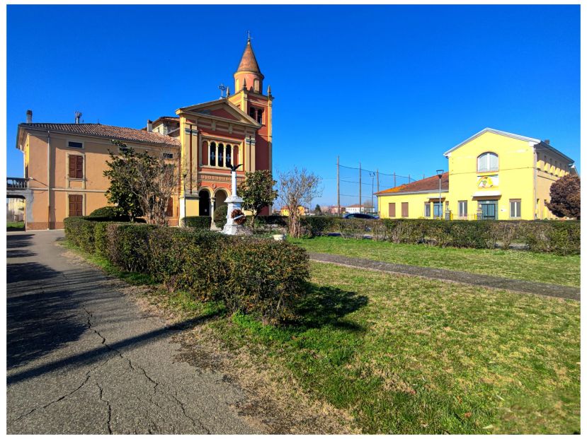 Frescarolo: la chiesa parrocchiale e la scuola materna