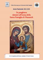In preghiera davanti all&#039;icona della Santa Famiglia di Nazareth