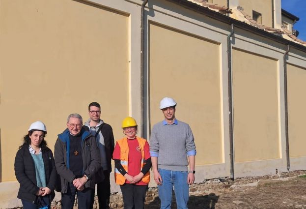 Il vescovo Ovidio in visita al cantiere di Borghetto