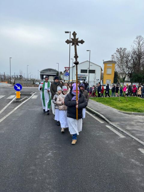 I bambini del catechismo in processione per la pace nel mondo